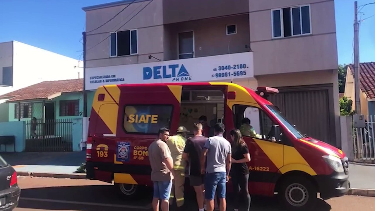 Jovem, de 19 anos, fica ferido após colisão entre carro e moto na Avenida Tito Muffato