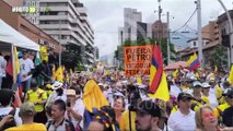 Medellín se inunda de blanco: Multitudinaria marcha contra Petro