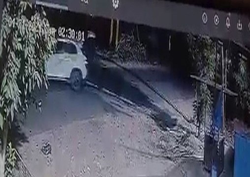 बदमाशों का दुस्साहस : 15 मिनट में 27 लाख रुपए से भरा एटीएम उखाड़ ले गए बदमाशे .... देखें वीडियो