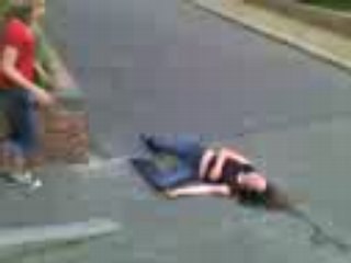 Léa et moi qui tombe dans les pommes