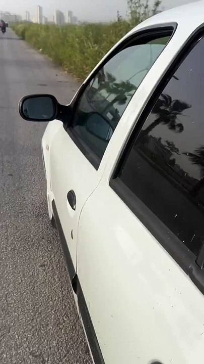 Yok artık! Ses sistemi aracın camını patlattı