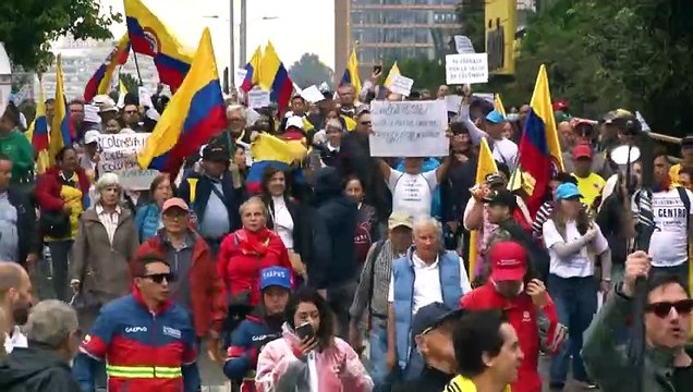 Grande manifestação contra Gustavo Petro reúne meio milhão de pessoas na Colômbia