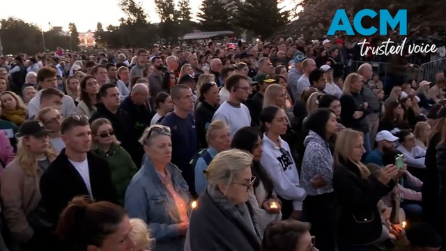 Bondi candlelight vigil for stabbing victims