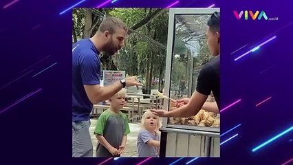 Momen Saat Bule Beli Gorengan, Ekspresi Anaknya Bikin Ngakak