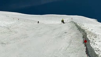 Bermain di bukit salju