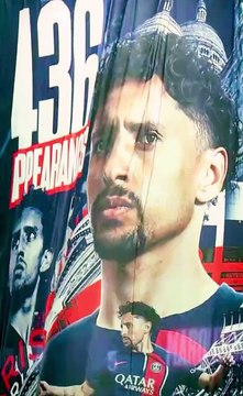 Marcos Aoás Corrêa, dit #Marquinhos, #capitaine #parisien, onze ans au #PSG et 438 matches, célébré par le Parc des Princes à l’issue de la rencontre largement gagnée face à l’OL (4 à 1)