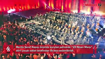 Meclis Şeref Kapısı önünde kurulan sahnede, "23 Nisan Marşı" dört çocuk solist tarafından ilk kez seslendirildi