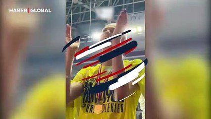 Kutlama sonrasına damga vuran görüntü: Fenerbahçeli yıldız taraftarlara eşlik etti