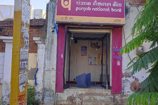 15 मिनट में 27 लाख रुपए से भरा एटीएम उखाड़ ले गए बदमाश, देखें वीडियो