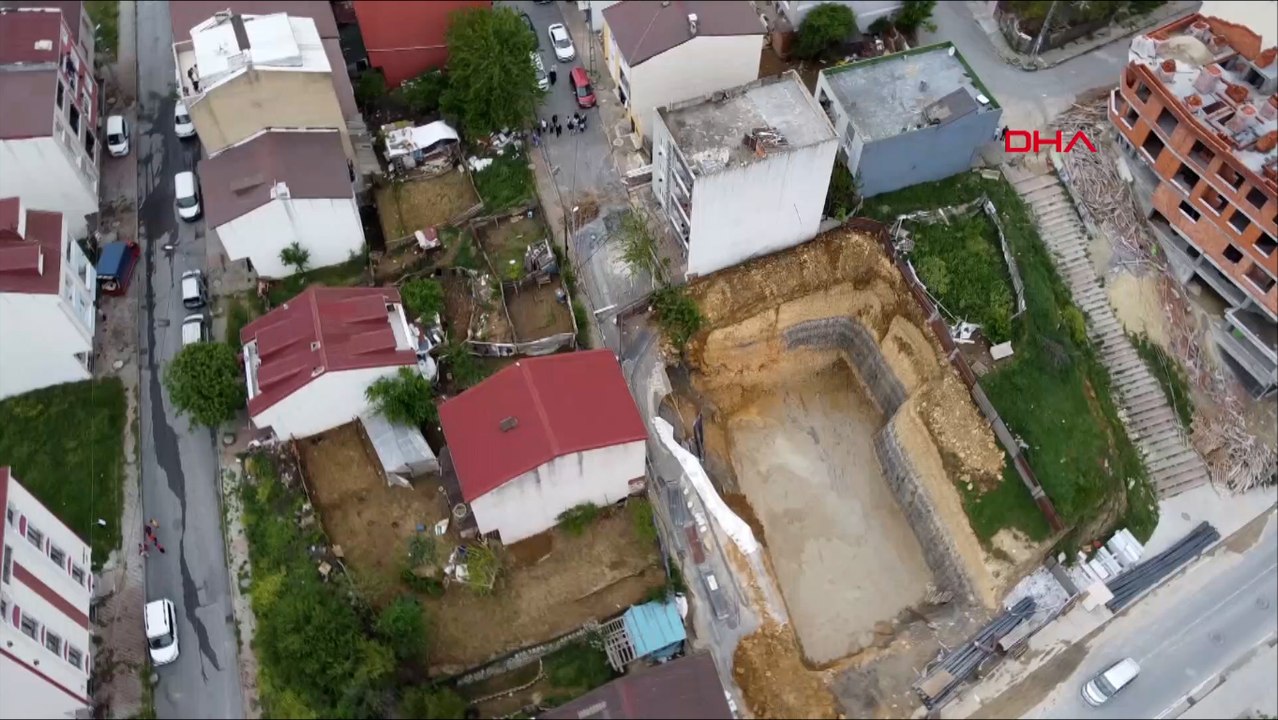 Arnavutköy'de temel kazısı sırasında yol çöktü, bir bina boşaltıldı