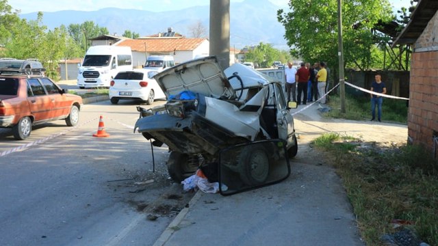 Elektrik direğine çarpan otomobil hurdaya döndü
