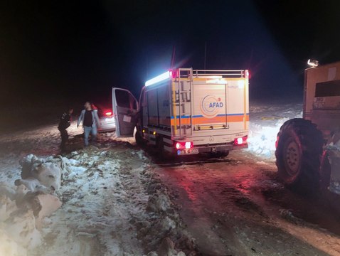 Bayburt'ta kar nedeniyle dağ yolunda mahsur kalan 4 turist kurtarıldı