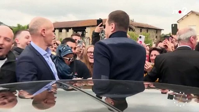 Elections Européennes - Les images de Jordan Bardella accueilli comme une rock star lors d'un déplacement dans l'Isère : C'est notre idole ! - Vidéo