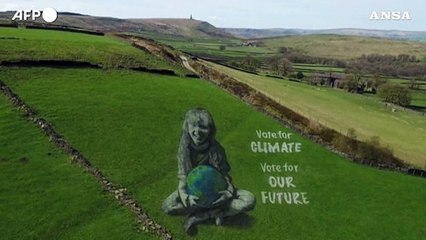Giornata della Terra, un dipinto gigante ricopre una collina dello Yorkshire