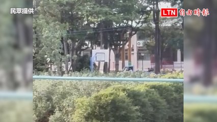 離譜！小貨車闖籃球場「360度甩尾」 車斗載2人玩命燒胎(民眾提供)
