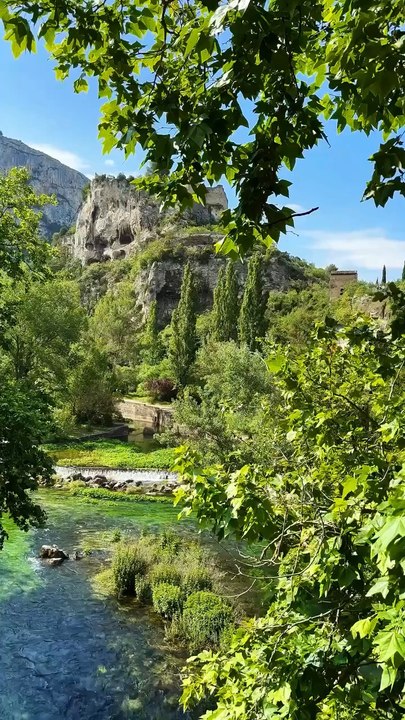 ✨L'un des plus beaux villages de Provence Fontaine-de-Vaucluse est un village de Provence, et l'un des plus originaux qu'il m'ait été donné de visiter !✨
