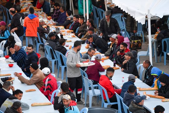 مائدة إفطار بروح التضامن في تونس