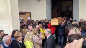 Funerale di Mattia Giani, un ultimo applauso per salutare il giovane calciatore