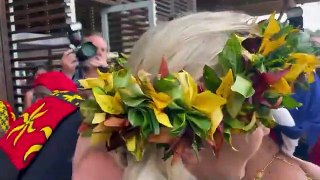 Marine Le Pen en visite à Mayotte, elle s'affiche en tenue traditionnelle