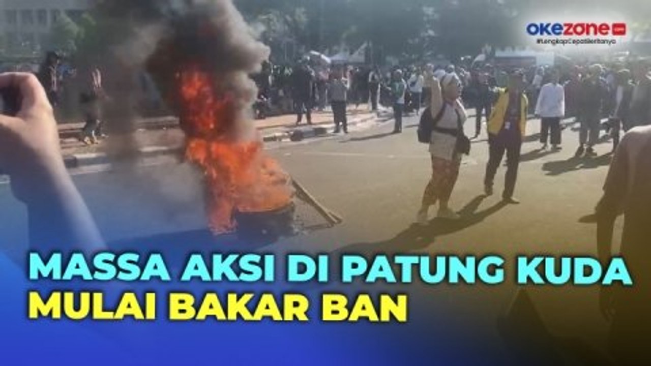 Terus Berorasi, Massa Aksi di Patung Kuda Mulai Bakar Ban