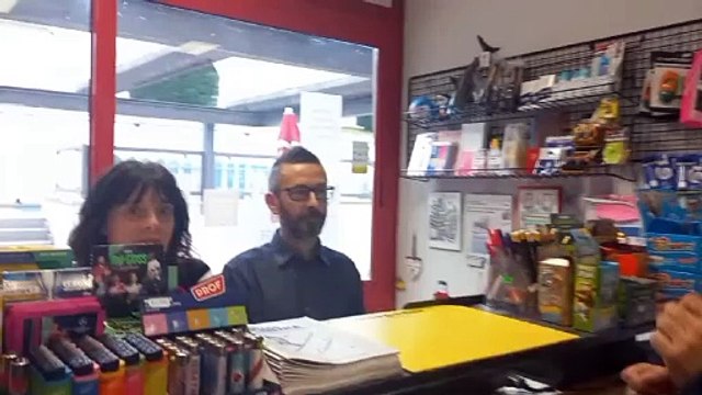 L'edicola alla stazione marittima di Piombino: Clienti felici, un servizio di cui si sente il bisogno