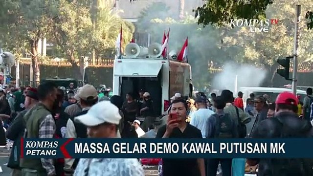 Massa Demo di Patung Kuda Suarakan Tolak Politik Dinasti, Kawal Konstitusi