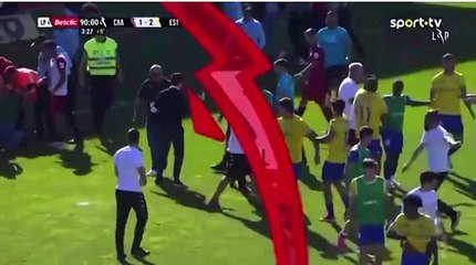 Goleiro brasileiro é agredido por torcedor após invasão de campo em Portugal