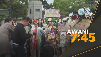 Aktivis peragakan busana diperbuat daripada plastik