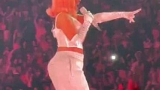 Nicki Minaj : Un fan lui lance un objet sur scène, voici sa réaction étonnante (vidéo)
