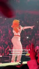 Nicki Minaj : Un fan lui lance un objet sur scène, voici sa réaction étonnante (vidéo)