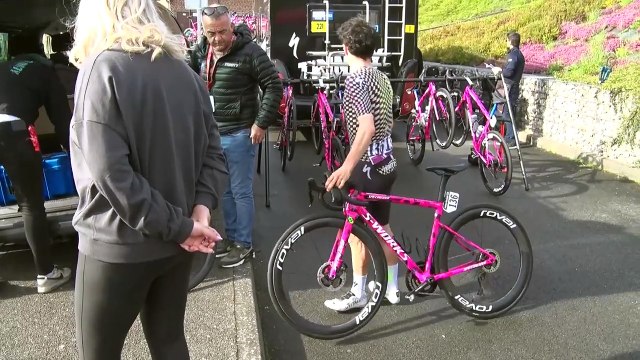 magazine _ départ du Paris Roubaix Espoirs du 13 04 24