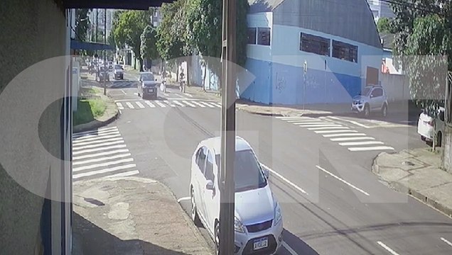 Câmera flagra colisão entre três carros no Centro