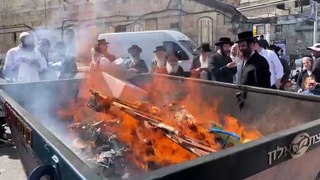 يهود متشددون يحرقون طعاما مخمرا في القدس
