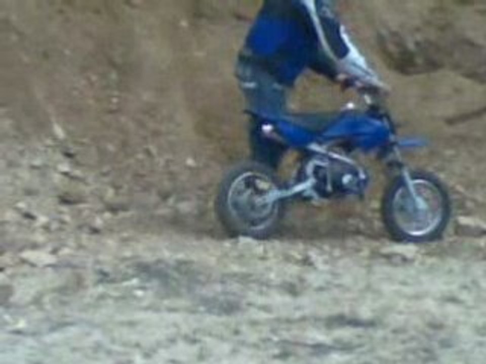Kiki junior en dirt bike