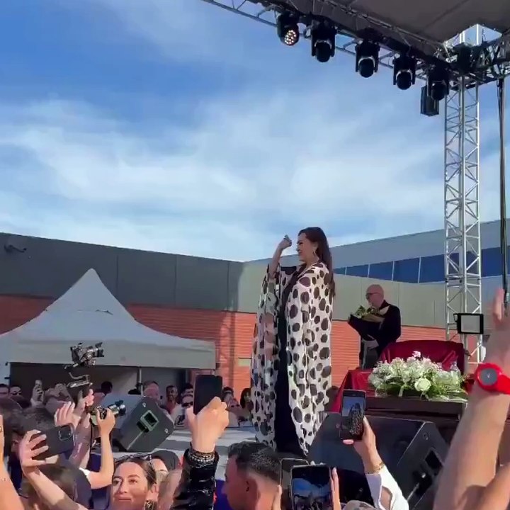 Türkan Şoray, Demet Akalın'ın 'Türkan' şarkısında dans etti! İşte o görüntüler...