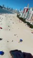 Influenciadora chega de helicóptero e lança dinheiro na praia de Balneário Camboriú