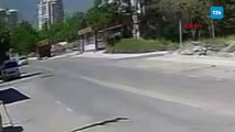 Feci kaza kamerada; otomobilin çarptığı motosiklet sürücüsü metrelerce havaya fırladı