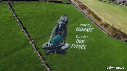 Giornata della Terra, spunta dipinto di 50m su una collina britannica