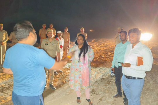 डीएम ने देर रात खदान में मारा छापा मचा हड़कंप