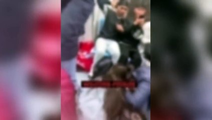 Descargar video: Aggressione sulla metro di Roma: donna difende un'anziana e viene aggredita da una borseggiatrice