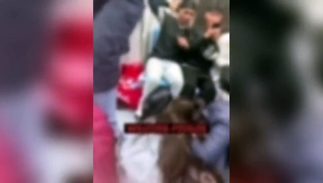 Aggressione sulla metro di Roma: donna difende un'anziana e viene aggredita da una borseggiatrice