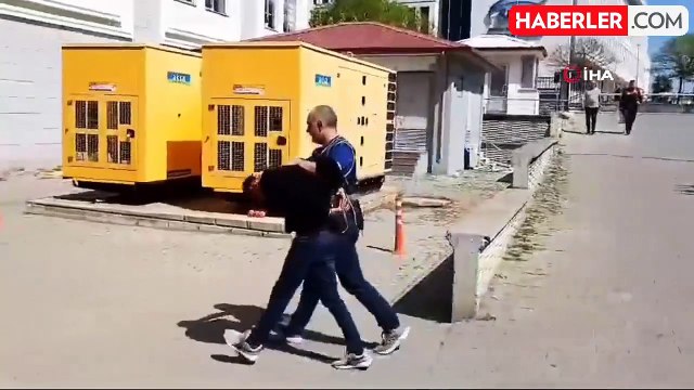 Kendini 'polis ve savcı' olarak tanıtıp altın ve para alan dolandırıcı yakalandı