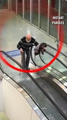 Cet homme âgé reçoit un soutien précieux pour descendre un escalator