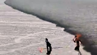 Des pêcheurs courent contre la marée