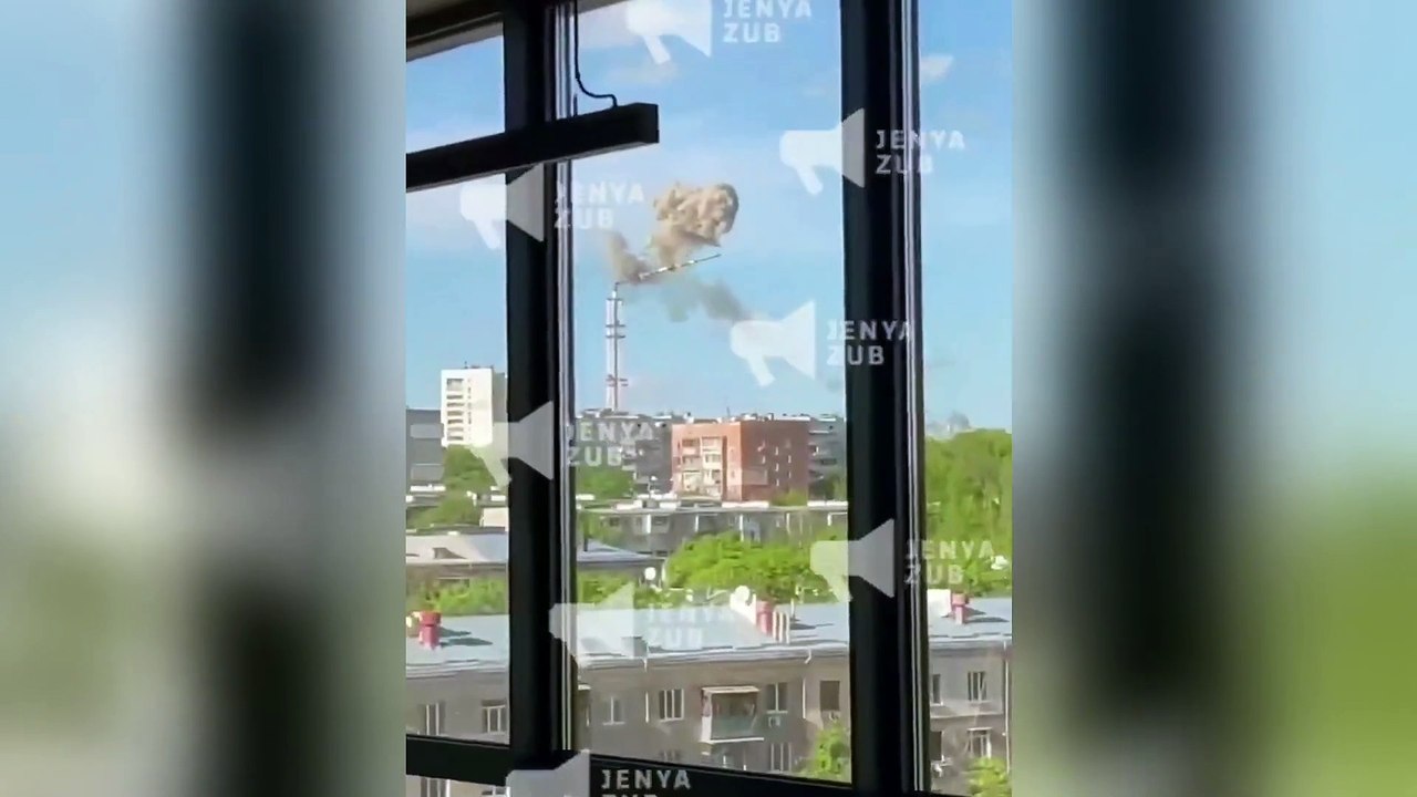 Attacco russo colpisce la torre della televisione a Kharkiv, in Ucraina: in un video il momento del crollo