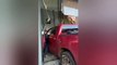 Motorista perde controle do carro e invade loja de luxo em Campo Grande