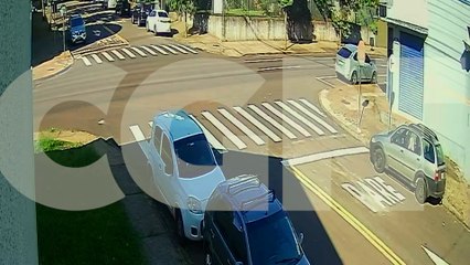 Câmera flagra motorista avançando a preferencial e causando acidente no Centro