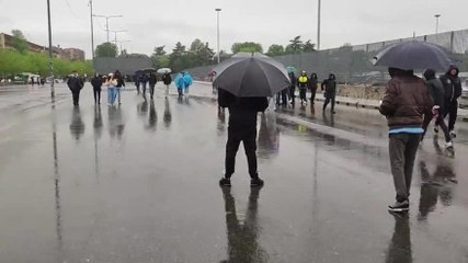 Milan-Inter, atmosfera bagnata fuori San Siro