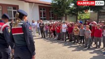 Amasya'da jandarmalar öğrencilere bayram sevinci yaşattı