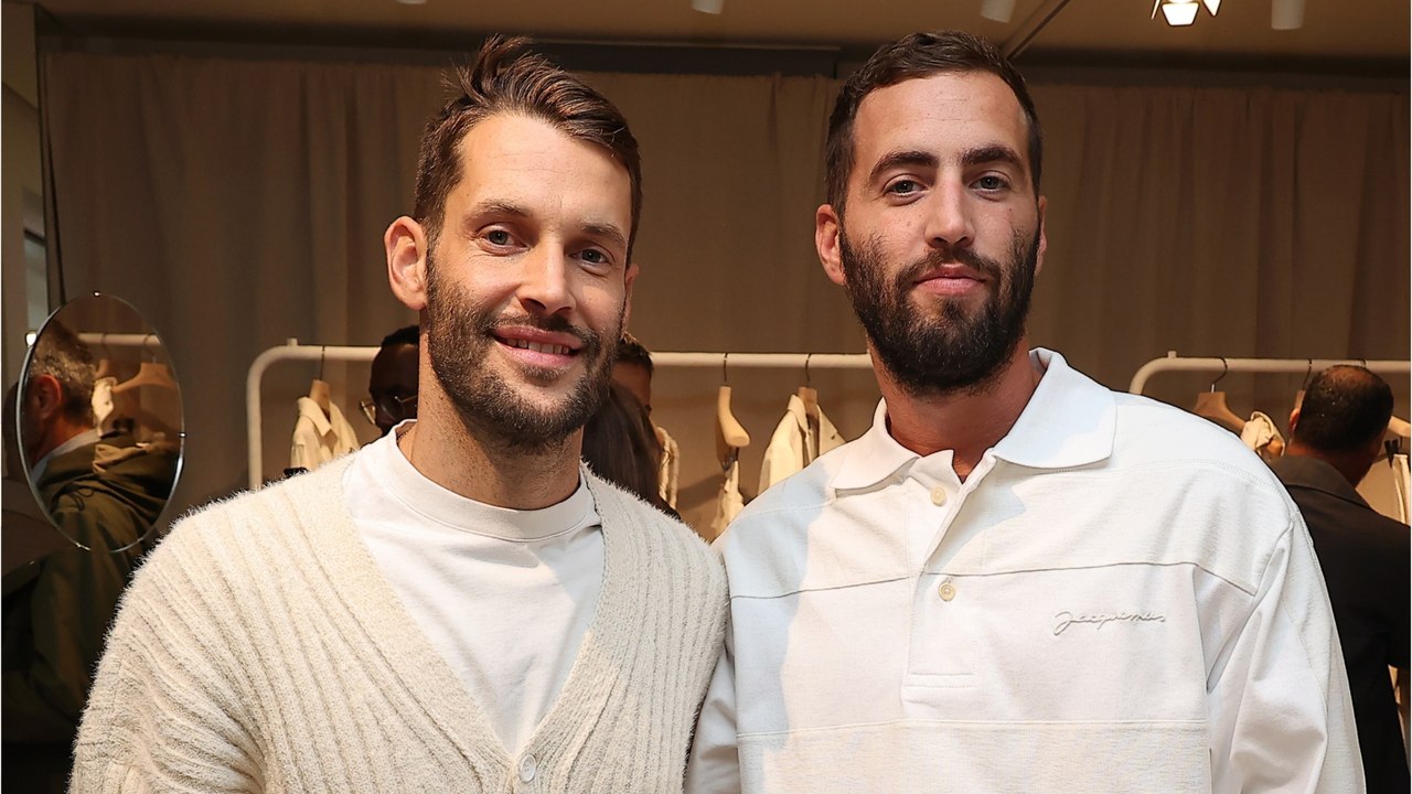 GALA VIDEO - Simon Porte Jacquemus aux anges : le styliste et son mari papas de jumeaux